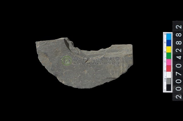 石環製作材料-中央帶啄孔與旋截痕打製圓板殘件