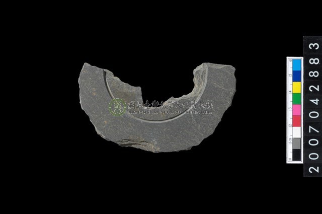 石環製作材料-中央帶啄孔與旋截痕打製圓板殘件