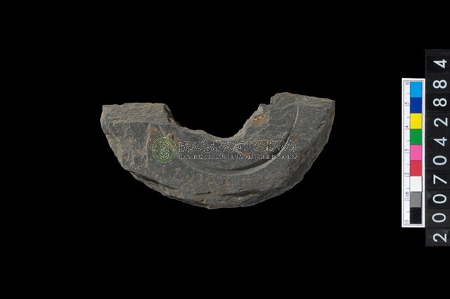 石環製作材料-中央帶啄孔與旋截痕打製圓板殘件