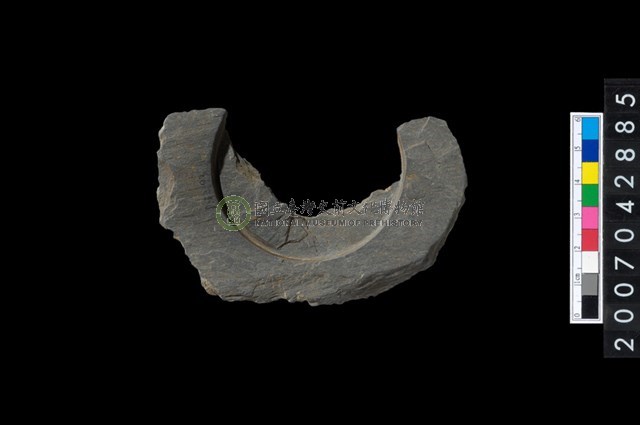 石環製作材料-中央帶啄孔與旋截痕打製圓板殘件