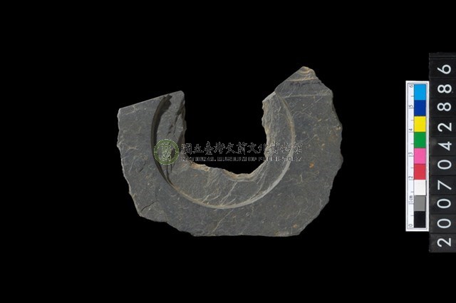 石環製作材料-中央帶啄孔與旋截痕打製圓板殘件