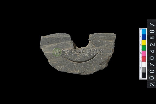 石環製作材料-中央帶啄孔與旋截痕打製圓板殘件