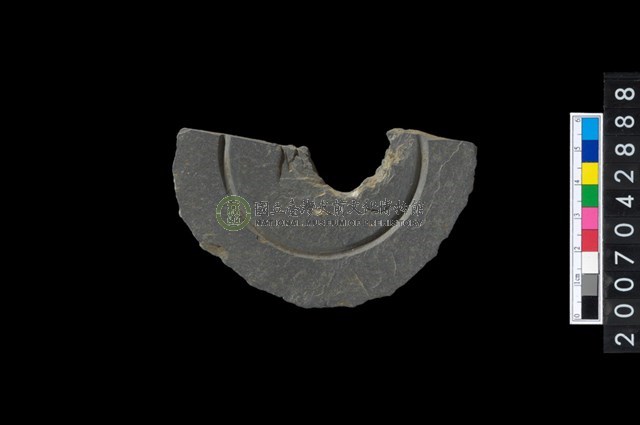 石環製作材料-中央帶啄孔與旋截痕打製圓板殘件