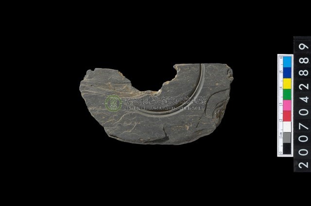 石環製作材料-中央帶啄孔與旋截痕打製圓板殘件