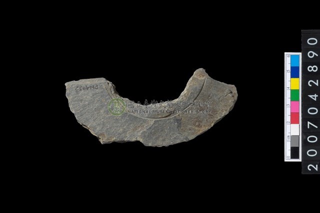 石環製作材料－中央帶啄孔與旋截痕打製圓板殘件