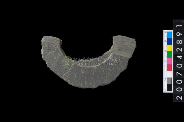 石環製作材料－中央帶啄孔與旋截痕打製圓板殘件