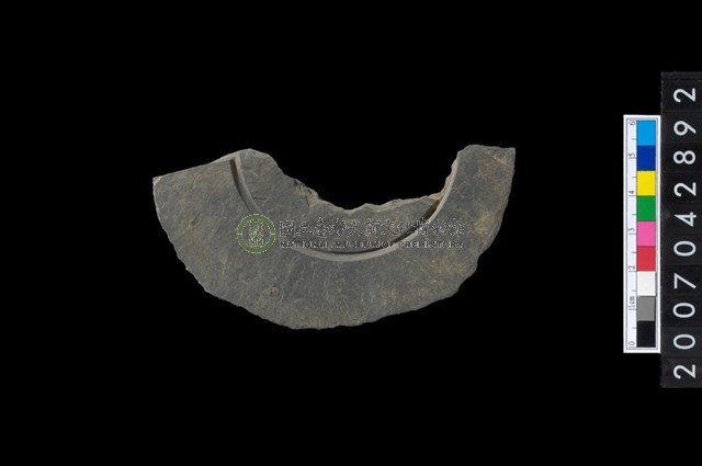 石環製作材料－中央帶啄孔與旋截痕打製圓板殘件