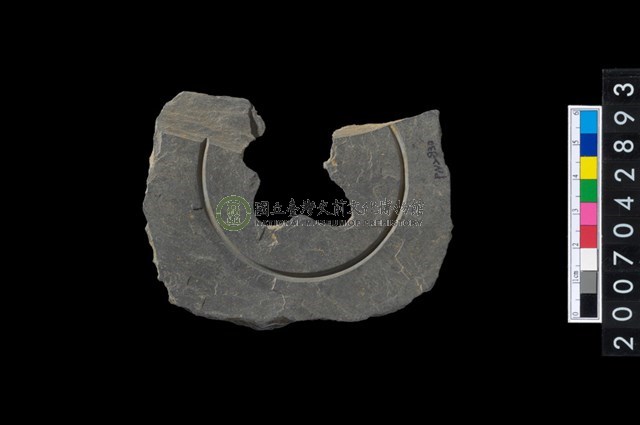 石環製作材料－中央帶啄孔與旋截痕打製圓板殘件