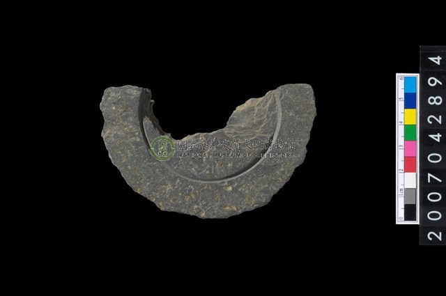 石環製作材料－中央帶啄孔與旋截痕打製圓板殘件