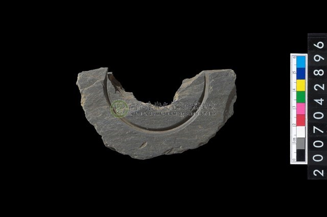 石環製作材料－中央帶啄孔與旋截痕打製圓板殘件