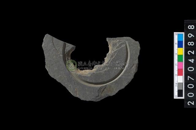 石環製作材料－中央帶啄孔與旋截痕打製圓板殘件