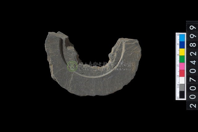 石環製作材料－中央帶啄孔與旋截痕打製圓板殘件