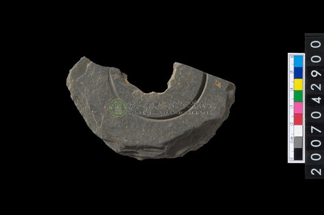 石環製作材料－中央帶啄孔與旋截痕打製圓板殘件