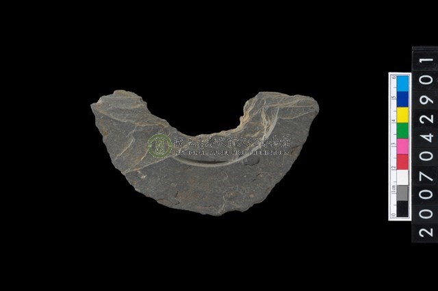 石環製作材料－中央帶啄孔與旋截痕打製圓板殘件