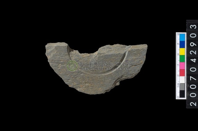 石環製作材料－中央帶小啄孔與旋截痕打製圓板殘件