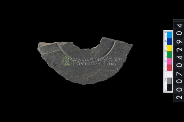 石環製作材料－中央帶小啄孔與旋截痕打製圓板殘件