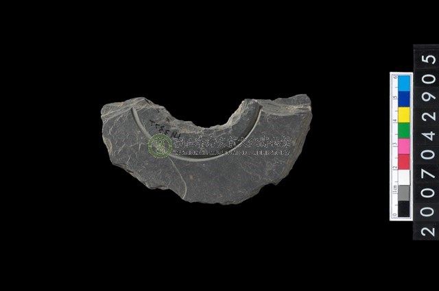 石環製作材料－中央帶啄孔與旋截痕打製圓板殘件