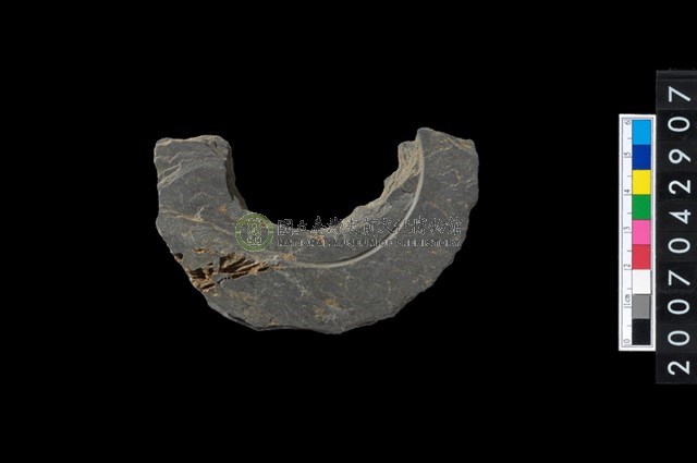 石環製作材料－中央帶啄孔與旋截痕打製圓板殘件