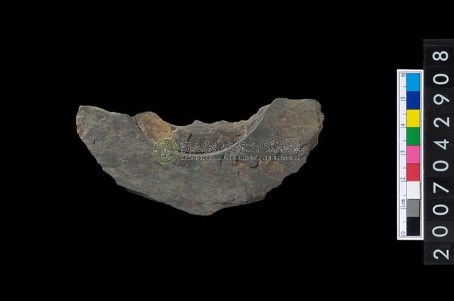 石環製作材料－中央帶啄孔與旋截痕打製圓板殘件