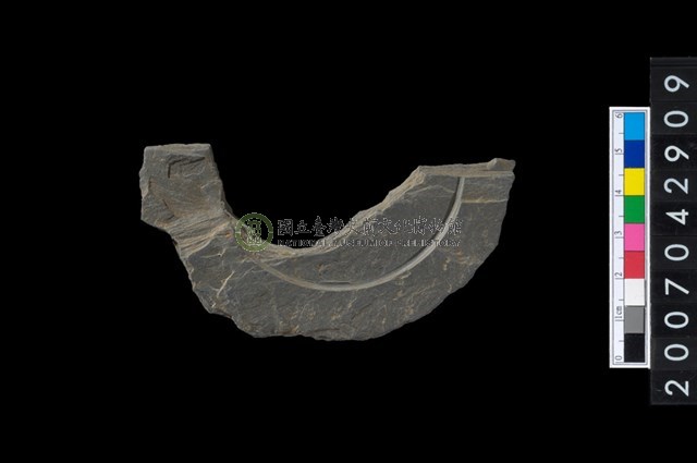 石環製作材料－中央帶啄孔與旋截痕打製圓板殘件