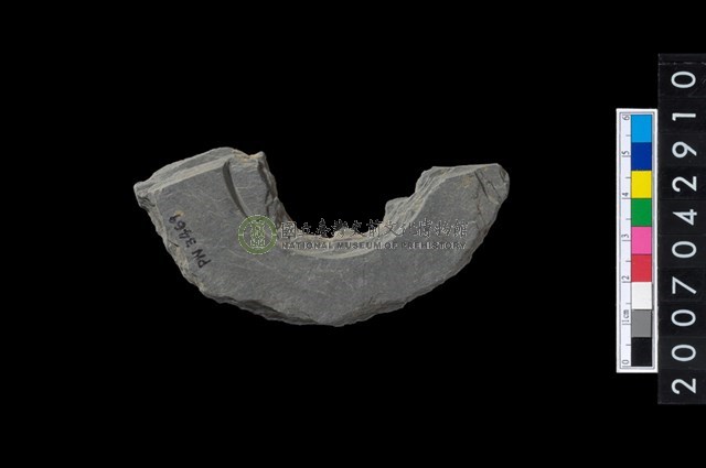 石環製作材料-中央帶啄孔與旋截痕打製圓板殘件