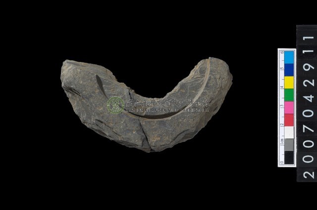 石環製作材料-中央帶啄孔與旋截痕打製圓板殘件