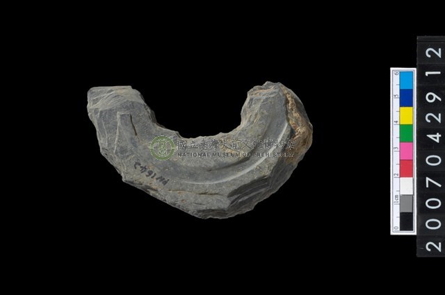 石環製作材料-中央帶啄孔與旋截痕打製圓板殘件