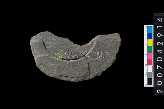 石環製作材料-中央帶啄孔與旋截痕打製圓板殘件