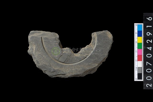 石環製作材料-中央帶啄孔與旋截痕打製圓板殘件