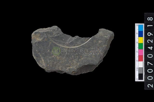 石環製作材料-中央帶啄孔與旋截痕打製圓板殘件