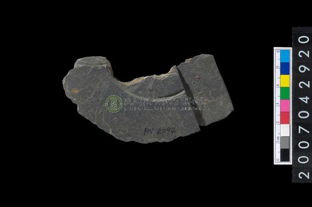 石環製作材料-中央帶啄孔與旋截痕打製圓板殘件