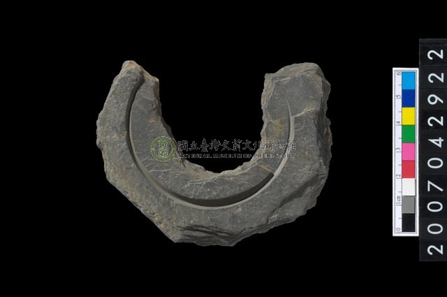 石環製作材料-中央帶啄孔與旋截痕打製圓板殘件