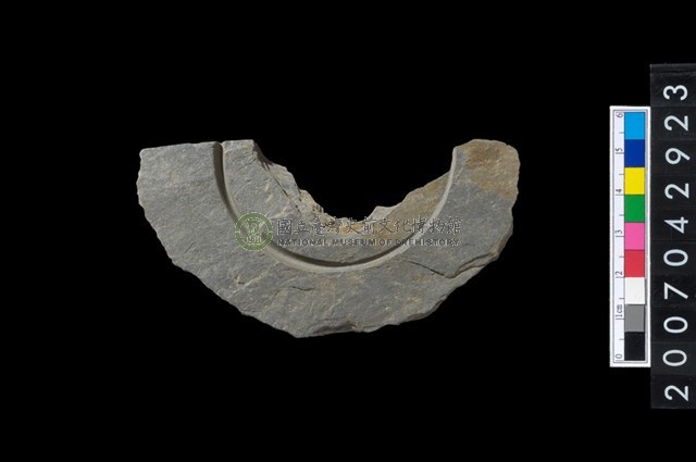 石環製作材料-中央帶啄孔與旋截痕打製圓板殘件