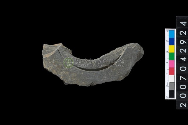 石環製作材料-中央帶啄孔與旋截痕打製圓板殘件