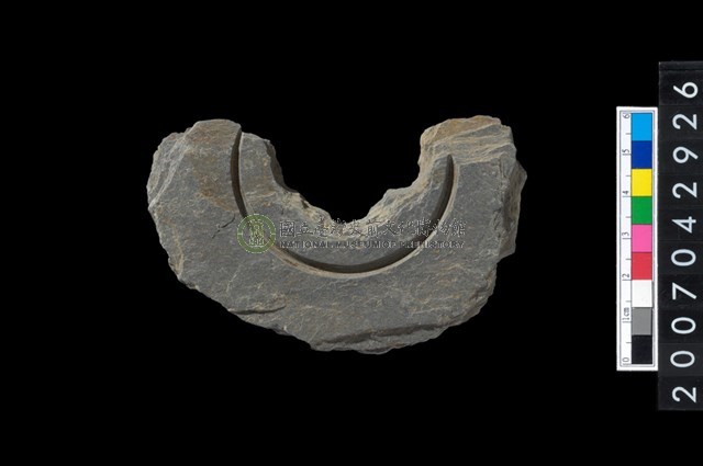 石環製作材料-中央帶啄孔與旋截痕打製圓板殘件