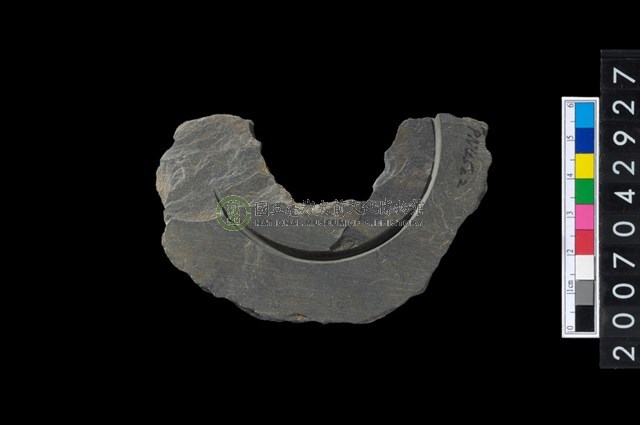 石環製作材料-中央帶啄孔與旋截痕打製圓板殘件