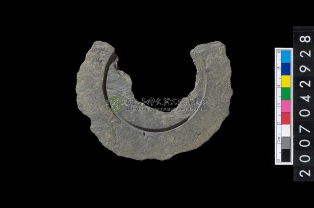 石環製作材料-中央帶啄孔與旋截痕打製圓板殘件