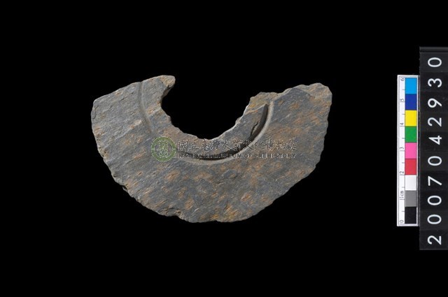 石環製作材料-中央帶啄孔與旋截痕打製圓板殘件