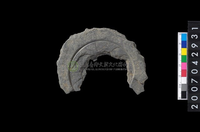 石環製作材料-中央帶啄孔與旋截痕打製圓板殘件