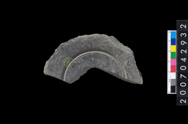 石環製作材料-中央帶啄孔與旋截痕打製圓板殘件