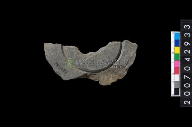 石環製作材料-中央帶啄孔與旋截痕打製圓板殘件