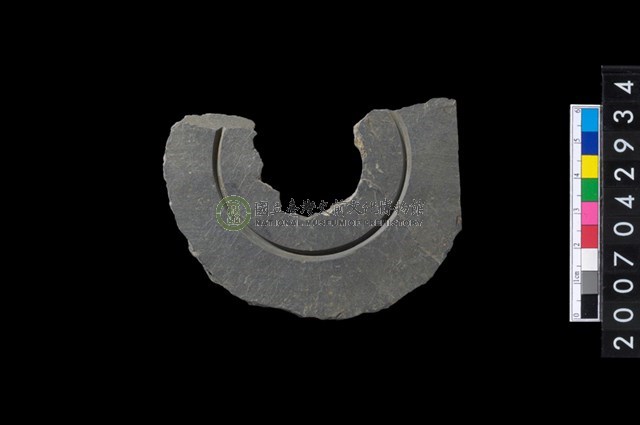 石環製作材料-中央帶啄孔與旋截痕打製圓板殘件