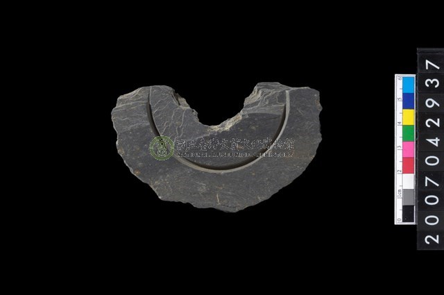 石環製作材料-中央帶啄孔與旋截痕打製圓板殘件