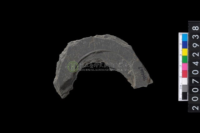 石環製作材料-中央帶啄孔與旋截痕打製圓板殘件