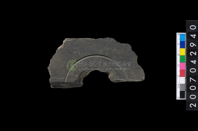 石環製作材料-中央帶啄孔與旋截痕打製圓板殘件