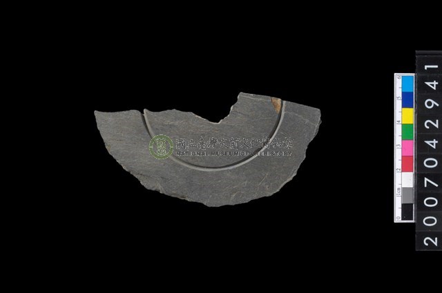 石環製作材料-中央帶啄孔與旋截痕打製圓板殘件