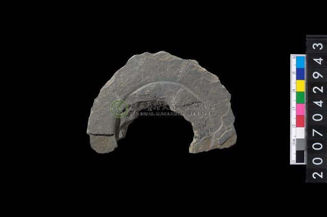 石環製作材料-中央帶啄孔與旋截痕打製圓板殘件