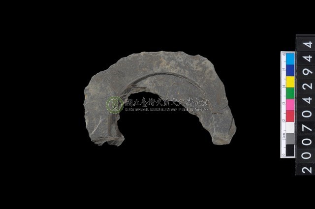 石環製作材料-中央帶啄孔與旋截痕打製圓板殘件