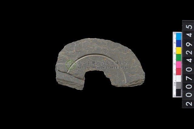 石環製作材料-中央帶啄孔與旋截痕打製圓板殘件