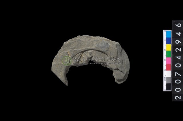 石環製作材料-中央帶啄孔與旋截痕打製圓板殘件